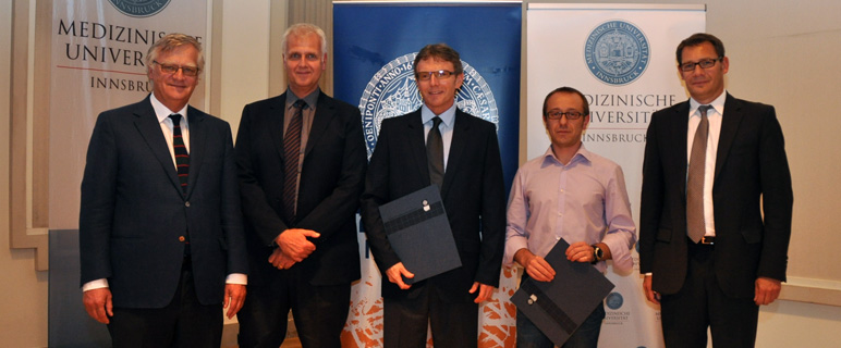 Vizerektor Prof. Günther Sperk (ganz li.) von der Medizinischen Universität Innsbruck und Dr. Robert Rebitsch (ganz re.) (Vertretung Vizerektorin Prof.in Schindler) von der Universität Innsbruck gratulierten den ausgezeichneten Forschern Prof. Gerald Zernig (Mitte li.), Prof. Nicolas Singewald (Mitte) und Petronel Tuluc, Phd (Mitte re.).