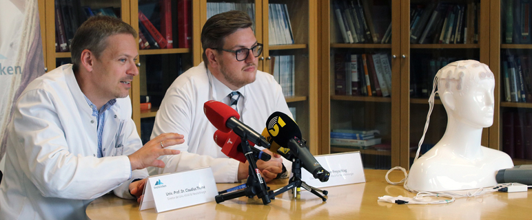 Univ.-Prof. Dr. Claudius Thomé und Dr. Christian Freyschlag stellten die neue Behandlungsmethode den Medien vor. Foto: C. Seiwald.