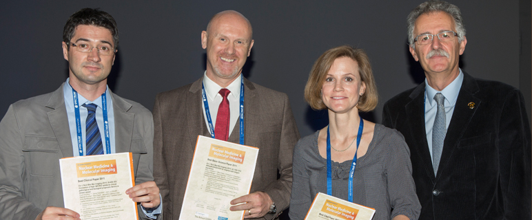 Von links:  D. Groheux, Paris (Best Clinical Paper 2011), R. Haubner, Innsbruck (Best Basic Science Paper 2011), D.B. Husarik, Zürich (Most Cited Paper 2011), P. Bourguet, Rennes (President of the Executive Committee of the EANM)