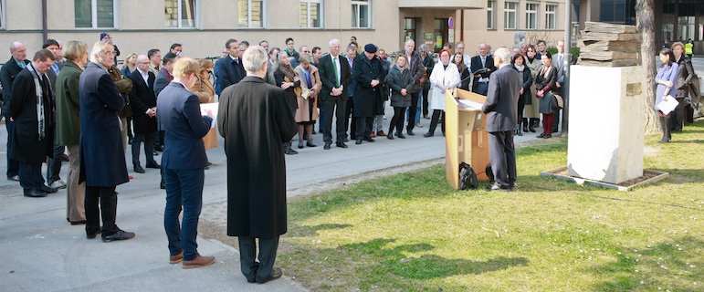 Angehörige beider Universitäten gedachten am Mahnmal. Foto: MUI/ F. Lechner.