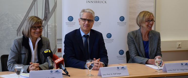 Rektorin Helga Fritsch (re.) und die Ärztliche Direktorin des LKH Innsbruck Alexandra Kofler stellten den neuen Direktor der Univ.-Klinik für Pädiatrie III den MedienvertreterInnen vor. Foto: MUI.