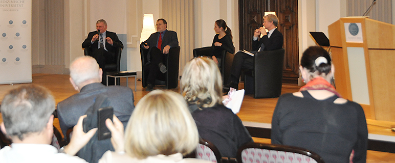 Univ.-Prof. Matthias Beck, Univ.-Prof. Ludwig Wildt und Dr.in Katharina Winkler-Crepaz diskutierten auf dem Podium. Univ.-Prof. Brezinka moderierte. Foto: MUI.