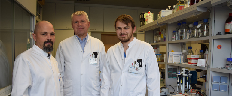 BU: Andreas Kronbichler mit Klinikdirektor Gert Mayer und Forschungskollege Johannes Leierer. (v. re. n. li) Foto: MUI/B.Hoffmann-Ammann.