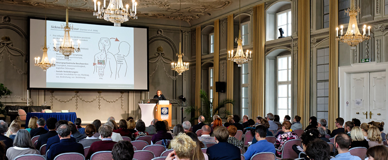 Foto BU: Der Einladung von Kongresspräsident Christian Schubert waren 120 TeilnehmerInnen in die Räumlichkeiten der Theologie in Innsbruck gefolgt. Foto: Sven Eisenreich.