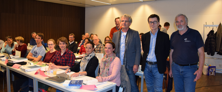 Die beiden Kursleiter Dr. Hans Bachler (li.) und Dr. Christoph Fischer (re.) mit dem Vizerektor für Lehre und Studienangelegenheiten Univ.-Prof. Dr. Peter Loidl (Mitte). Foto: MUI