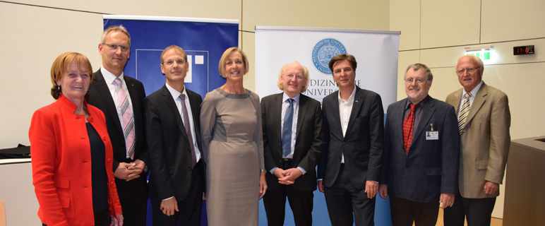 Diskutierten zur Medizin-Ausbildung für SüdtirolerInnen: Martha Stocker, Andreas Falger (Hypo Tirol Bank, Sponsor), Walter Obwexer, Helga Fritsch, Artur Wechselberger, Markus Schwab, Christoph Brezinka und Raimund Margreiter. (v. li. n. re.)