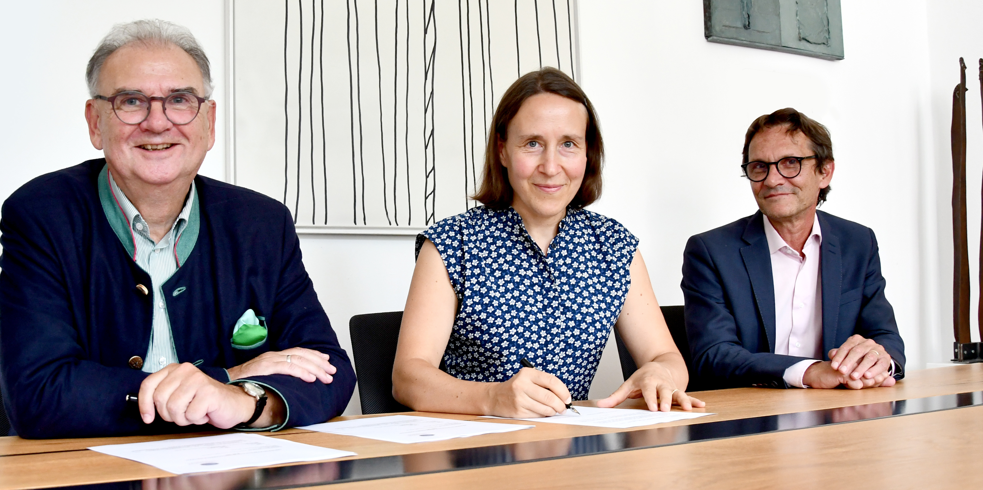 Anne Hecksteden unterzeichnete im Beisein von Bernhard Fügenschuh (r.), Vizerektor an der Universität Innsbruck, bei Med-Uni Rektor Wolfgang Fleischhacker (l.) ihren Berufungsvertrag