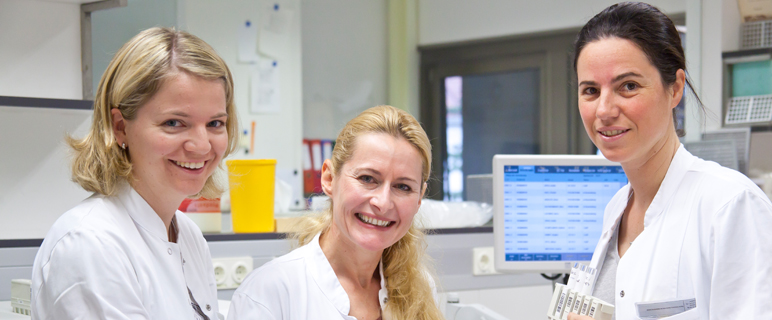 Univ.-Prof.in Dr.in Nicole Concin (Mitte) mit Ihren KollegInnen Dr.in Astrid Berger (li) und Dr.in Anouk Wagener. (Foto: MUI/Lackner)