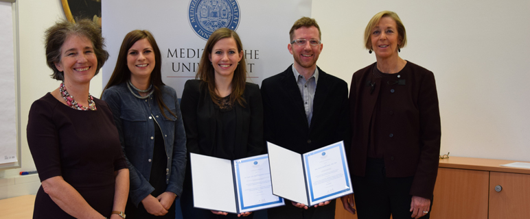 Vizerektorin Univ.-Prof.in Bandtlow, Andrea Durnthaler (Leitung Unternehmenskommunikation und Corporate Affairs Swarovski), die PreisträgerInnen Dr.in Marit Zwierzina und Mag. Martin Bodner MSc PhD mit Rektorin Univ.-Prof.in Fritsch bei der Übergabe der Förderzusagen.(v. li. n. re.)