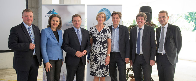 Landesrat Bernhard Tilg, Landesrätin Patrizia Zoller-Frischauf, Landeshauptmann Günther Platter, Med-Uni-Rektorin Helga Fritsch, tirol kliniken-Personaldirektor Markus Schwab, Geschäftsführer Stefan Deflorian und Medizinischer Direktor Wolfgang Buchberger (von links nach rechts) Bildnachweis: Gerhard Berger