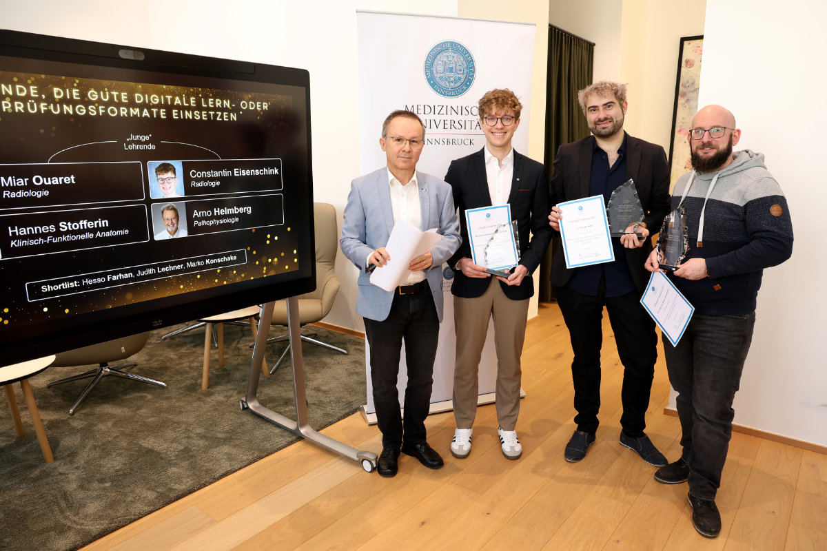 VR Prodinger bei der Übergabe der Lehrpreise, hier an Constantin Emanuel Eisenschink, Miar Ouaret  und Hannes Stofferin bei der Preisverleihung (v.l.n.r.)