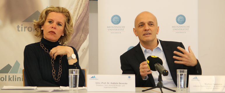 Univ.-Prof. Dr. Kathrin Sevecke, Direktorin der Universitätsklinik für Kinder- und Jugendpsychiatrie & Markus Assmann, Leitender Diplompfleger informierten die Presse. Foto: tirol kliniken/C. Seiwald.