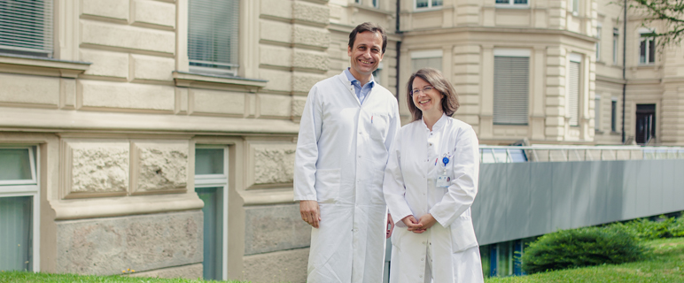 Der Direktor der Innsbrucker Hautklinike, Matthias Schmuth, und seine Stellvertreterin, Gudrun Ratzinger, informieren am ersten österreichweiten Tag der Hautsgesundheit über entzündliche Hauterkrankungen. Foto: David-Christian Delius.