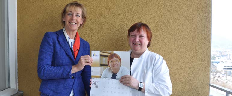 Vizerektorin o.Univ.-Prof.in Dr.in Helga Fritsch und ao.Univ.-Prof.in Dr.in Margarethe Hochleitner mit dem Kampagnen-Kalender. (Medizinische Universität Innsbruck/ MUI).