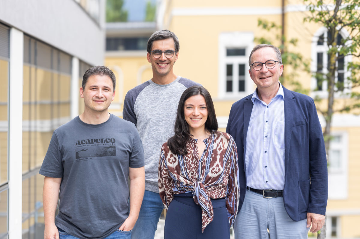 Der Forschungserfolg konnte dank intensiver interdisziplinärer Zusammenarbeit am Institut für Genetische Epidemiologie erzielt werden. Im Bild Stefan Coassin, Sebastian Schönherr, Silvia Di Maio und Institutsdirektor Florian Kronenberg.