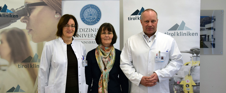 Bild: v.l. Univ.-Prof.in Dr.in Daniela Karall (Oberärztin an der Kinderklinik), Maria Czermak (Obfrau von Pro Rare Austria West) und Priv.-Doz. Mag. Dr. Dipl.oec.med. Jürgen Brunner (geschäftsführender Oberarzt an der Kinderklinik) Bildnachweis:  MUI/Hoffmann_Ammann 