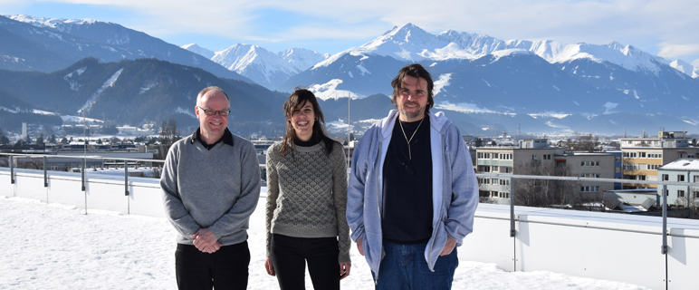 Ludger Hengst, Martina Roilo und Michael Kullmann (v. li. n. re.) von der Sektion für Medizinische Biochemie haben sich in ihrer aktuellen Forschungsarbeit mit der Reaktion von Zellen auf Unterkühlung beschäftigt. Foto: MUI/B. Hoffmann-Ammann.