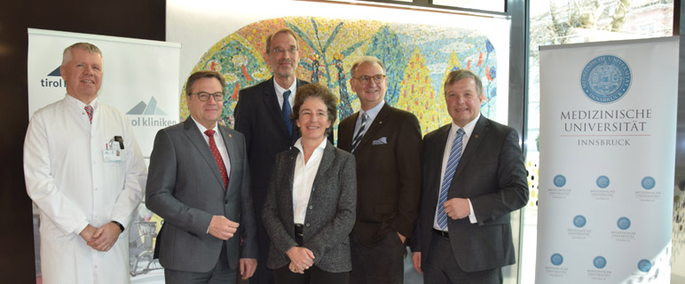 Landeshauptmann Günther Platter, Vizerektorin Christine Bandtlow, Rektor Wolfgang Fleischhacker und Landesrat Bernhard Tilg (v. li. n. re.) das neue Gebäude der Inneren Medizin Süd. Foto: MUI/B. Hoffmann-Ammann.