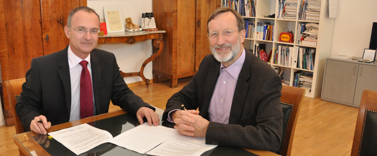 Univ.-Prof. Dr. Michael Joannidis bei der Vertragsunterzeichnung mit Rektor Univ.-Prof. Dr. Herbert Lochs