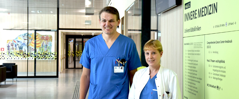 Andreas Kronbichler (Erstautor) und Julia Kerschbaum von der Univ.-Klinik für Innere Medizin IV sind die beiden Innsbrucker AutorInnen der kürzlich veröffentlichen Studie, die Therapieverbesserungen für eine seltene Gefäßerkrankung bringt. Foto: MUI/B. Hoffmann-Ammann.