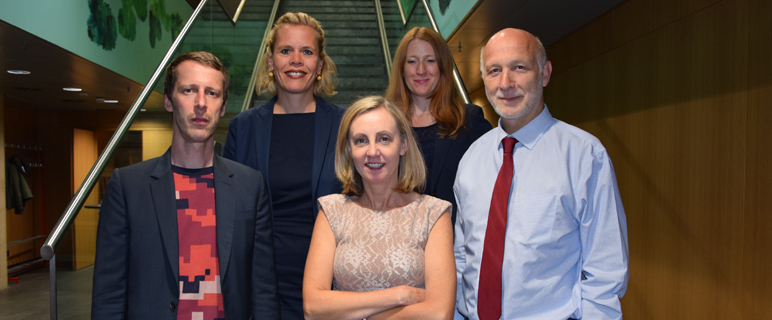 Peter Fonagy, Trudie Rossouw, Tobias Nolte (vorne li. n. re.), Svenja Taubner und Kathrin Sevecke referierten auf dem ersten MBT für Jugendliche Workshop in Österreich. Foto: MUI.