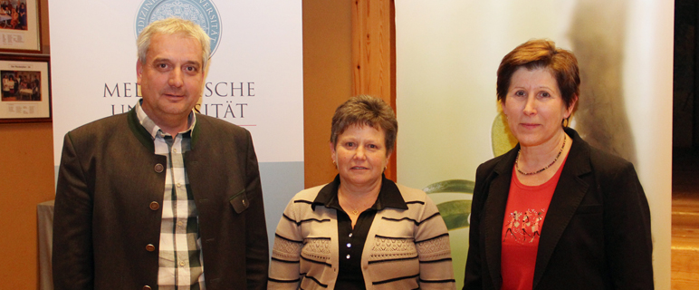 Forum Land-Bezirksobmann Heinz Kofler gemeinsam mit Bezirksbäuerin Getraud Denoth und Prim. Univ.-Prof. Dr. Monika Lechleitner.