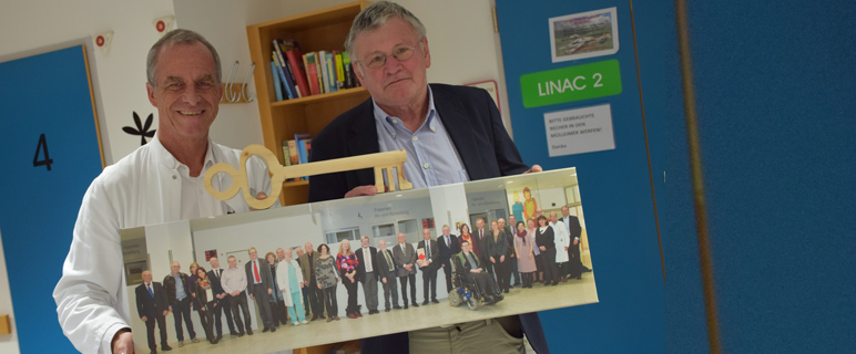 Die Schlüsselübergabe von Univ.-Prof. Dr. Peter Lukas an Univ.-Prof. Dr. Ludwig Wildt erfolgte bereits im Jänner. Gemeinsam halten Sie das Gruppenfoto, das bei der letzten Sitzung der alten Kommission gemacht wurde. Die neue Funktionsperiode der Ethikkommission bringt auch neue Gesichter zu den ehrenamtlichen Sitzungen. Foto: MUI/D. Bullock