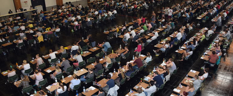 2.852 Teilnehmer:innen absolvieren medizinische Aufnahmeverfahren in Innsbruck