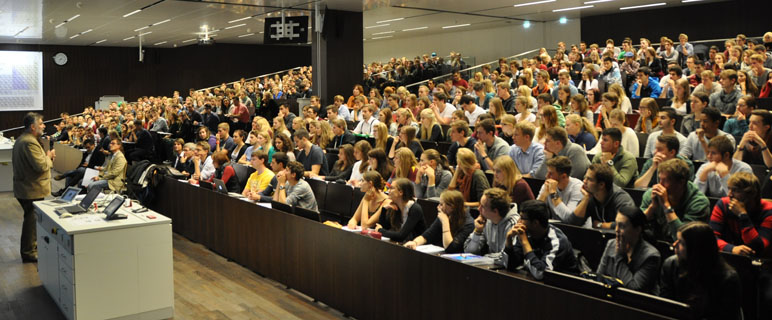 Die Begrüßung und Vorstellung übernahm der scheidende Vizerektor für Lehre und Studienangelegenheiten Univ.-Prof. Dr. Norbert Mutz. Er stellte bei dieser Gelegenheit seinen Nachfolger ab 1. Oktober, Univ.-Prof. Dr. Peter Loidl vor. 