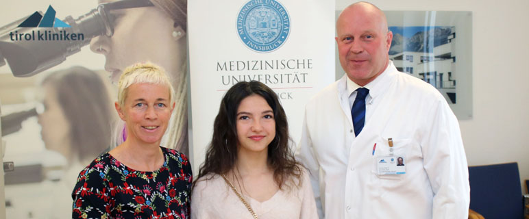 Die junge Patientin Alejna profitierte von der guten Zusammenarbeit zwischen den ÄrztInnen und ForscherInnen in Innsbruck. Doris Wilflingseder (li.) und Jürgen Brunner berichteten darüber bei einer Pressekonferenz. Foto: tirol kliniken. 