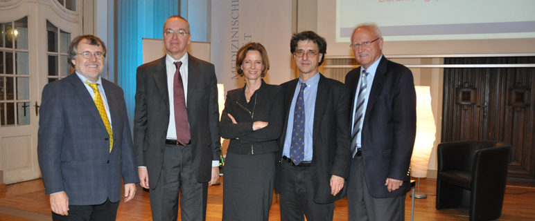 Alumn-i-med Podiumsdiskussion: v. l. Prof. Brezinka, Prof. Kodek, Prof.in Pöschl, Prof. Kopetzki und Almun-i-med Präsident Prof. Margreiter