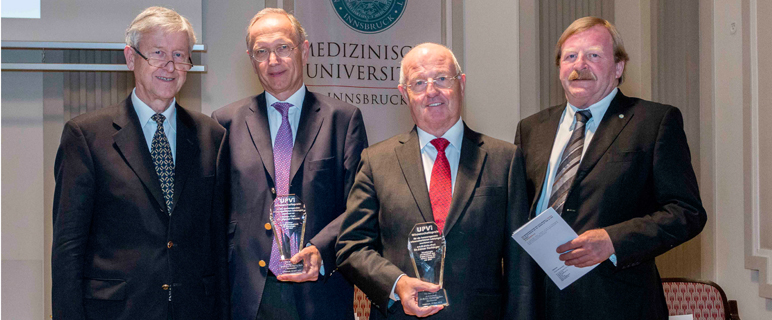 Der Universitätsratsvorsitzende Univ.-Prof. Dr. Dr. h.c. Reinhard Putz (li.) und Vizerektor für Klinische Angelegenheiten Univ.-Prof. Dr. Gustav Fraedrich (re.) mit den Preisträgern o.Univ.-Prof. Dr. Werner Poewe (Mitte li.) und em.o.Univ.-Prof. Dr. Otmar Pachinger. Foto: C. Wucherer.