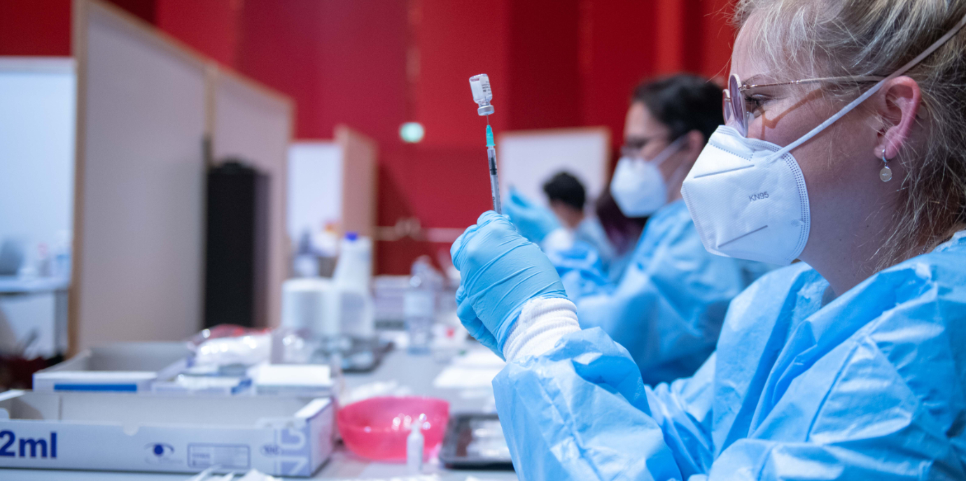 Impfaktion im Bezirk Schwaz: Studie belegt signifikante Reduk-tion von Corona-Neuinfektionen