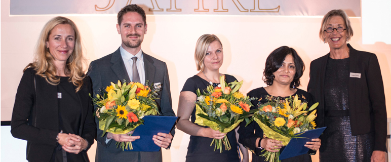 Die Geschäftsführerin Mag.a Sabine Radl ( li.) und Rektorin o.Univ.-Prof.in Dr.in Fritsch (re) gratulierten den Innsbrucker PreisträgerInnen Mag. Florian Sparber PhD, DI Dr.in Judith Hagenbuchner und Dr.in Anamika Dayal (v. li. n. re.) Copyright: Harald Richter/Sanofi.