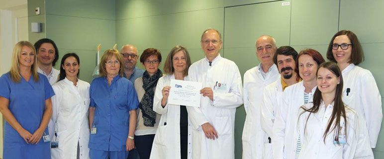 Das Team des Schlaflabors der Univ.-Klinik für Neurologie freut sich über die Auszeichnung. In der Mitte mit dem neuen Zertifikat: ao.Univ.-Prof.in Dr.in Birgit Högl und o.Univ.-Prof. Dr. Werner Poewe. Bildnachweis: Sprenger.