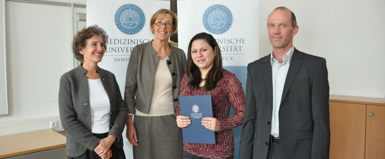 Vizerektorin Bandtlow und Rektorin Fritsch gratulierten Preisträgerin El Rawas gemeinsam mit dem Koordinator des D. Swarovski-Förderungsfonds Dr. Huter. (v. li.)