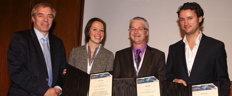 Prim. Univ. Prof. Dr. S. Thurnher (Kongresspräsident) und die 3 Preisträger Frau Dr. B. Rantner (Innsbruck) Dr. Josef Klocker (Innsbruck) Dr. M. Hoke (Wien)