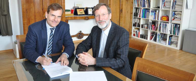 Univ.-Prof. Dr. Wolfgang-Michael Franz bei der Vertragsunterzeichnung mit Rektor Univ.-Prof. Dr. Herbert Lochs. (Foto: Med Uni Ibk)