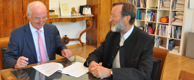 Univ.-Prof. Otmar Pachinger und Rektor Univ.-Prof. Herbert Lochs