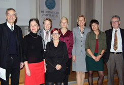 Rektor Tillmann Märk, Vizerektorin Christine Bandtlow, Vizerektorin Sabine Schindler, FWF-Präsidiumsmitglied Christine Mannhalter, Präsidentin Pascale Ehrenfreund, Rektorin Helga Fritsch, FWF Geschäftsführerin Dorothea Sturn und FWF Präsidiumsmitglied Alan Scott.  (v. li. n. re.)  (Foto: Pümpel)