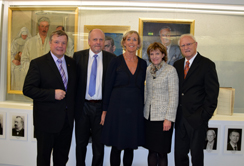 Landesrat Bernhard Tilg, Klinikdirektor Dietmar Öfner-Velano, Rektorin Helga Fritsch, Bürgermeisterin Christine Oppitz-Plörer & ALUMN-I-MED Präsident Raimund Margreiter (v. li. n. re.) Foto: MUI/B.Hoffmann-Ammann 