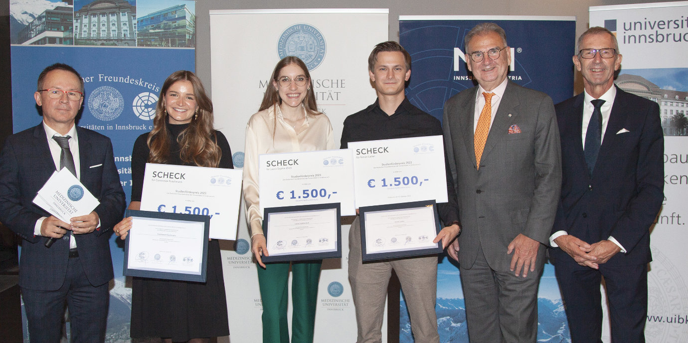 Constanze Puschmann, Laura Sophie Zirch und Simon Leitner erhielten die DFK-Preise 2023. Im Bild mit VR Wolfgang Prodinger, Rektor Wolfgang Fleischhacker und MCI-Rektor Andreas Altmann.