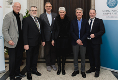 Raimund Margreiter, Christoph Brezinka, Wolfgang Fleischhacker (v. li. n. re.) begrüßten Peter Habeler (2ter v. re.) gemeinsam mit VertreterInnen des ALUMN-I-MED Sponsors Hypo Tirol Bank Sieglind Stübler und Roland Schreier. Foto: MUI/ D. Delius.