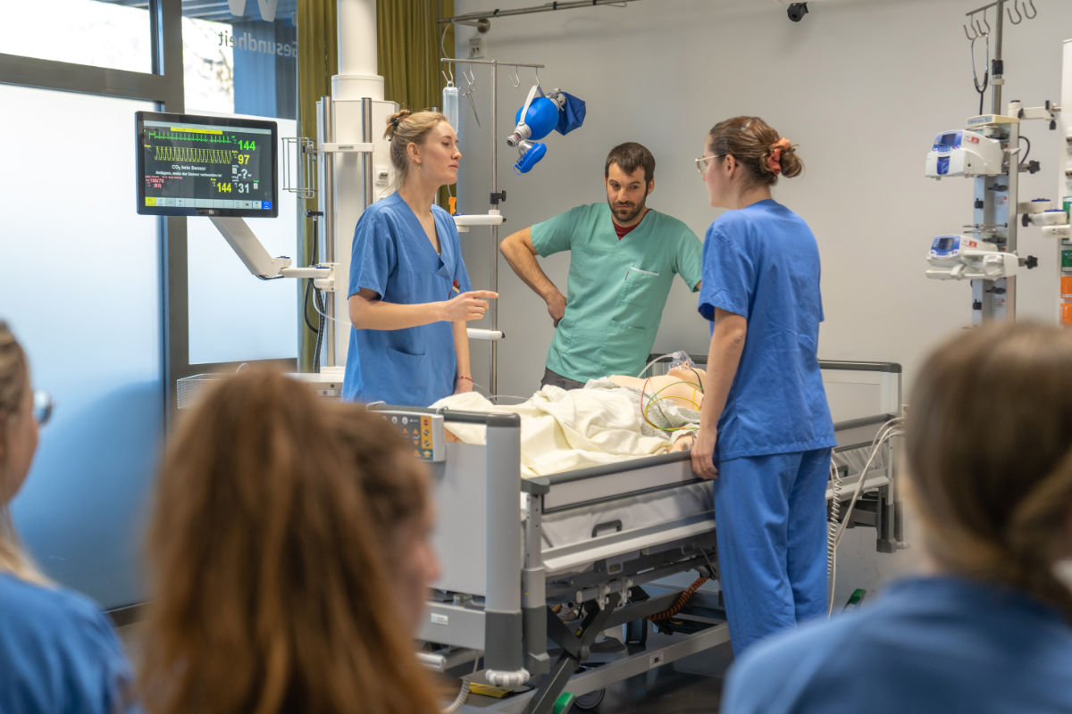 Medizinstudierende aus dem 10. Semester und Pflegestudierende aus dem 4. Semester üben gemeinsam den Ernstfall, angeleitet von Ärzt:innen und Pflegekräften
