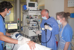 Univ.-Prof. Dr. Wolfgang Vogel, Univ.-Klinik für Innere Medizin II, und sein Team bei der Vorbereitung einer Leberuntersuchung. Foto: Vogel.