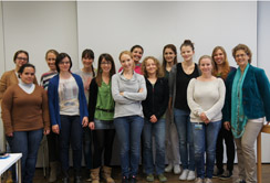 Teilnehmerinnen des Mentoring-Programms 2014 mit Programmkoordinatorin Mag.a Claudia Beyer (rechts)