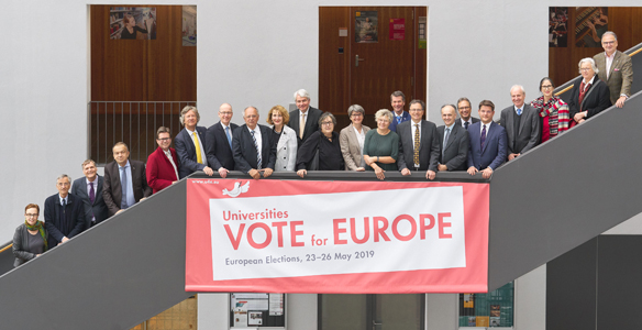 Zum Start der Aktionswoche für die Kampagne „Universities vote for Europe“ versammelten sich die Rektorinnen und Rektoren der 22 öffentlichen Universitäten des Landes am Montag, 6. Mai 2019, anlässlich der Plenarsitzung der Österreichischen Universitätenkonferenz (uniko) für ein Gruppenbild mit Banner an der Universität Mozarteum Salzburg. Foto: Universität Mozarteum/Christian Schneider.