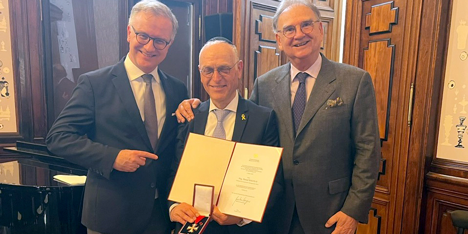 Ehrenkreuz für Wissenschaft und Kunst für Oberkantor Shmuel Barzilai