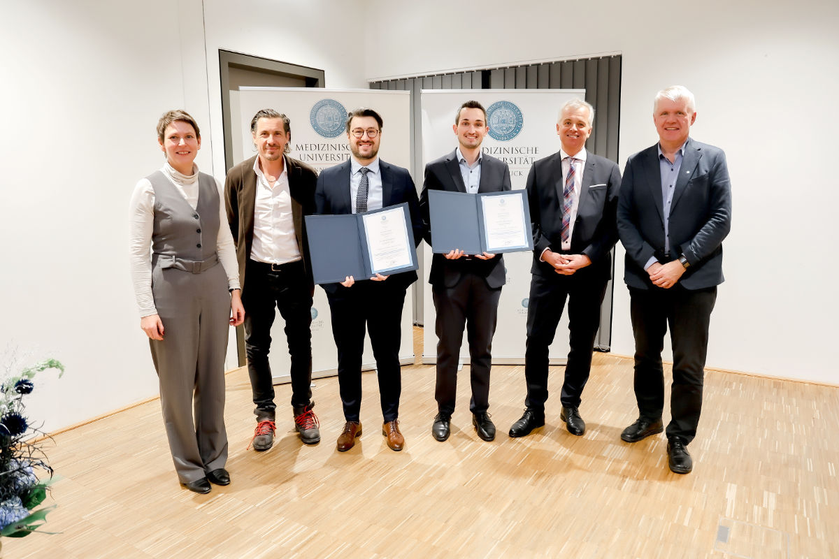 Die Preisträger Ivan Lechner und Michael Oberhollenzer (M. mit Urkunden) mit VR Patrizia Stoitzner (l.), Klinikdirektor Axel Bauer (2.v.l.), Michael Fiegl (2.v.r.) und Rektor Gert Mayer (r.). 