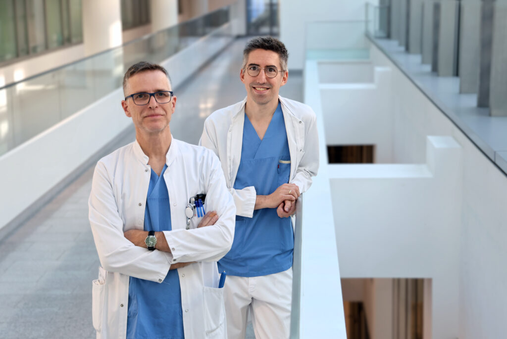 In Österreich leiten Lukas Mayer-Süß (r.) und Michael Knoflach (l.) von der Univ.-Klinik für Neurologie in Innsbruck aus das Projekt. (Foto: MUI/D. Bullock)